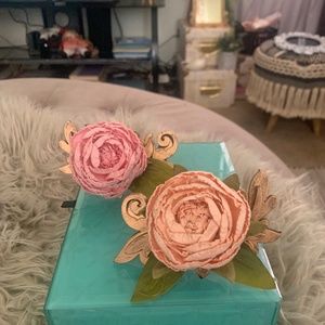 Small paper peony curtain clips